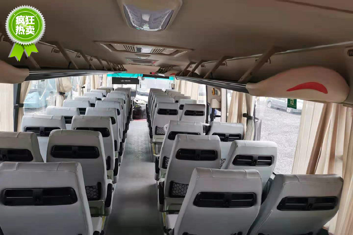2017年KLQ6119TAE5 国五49座非营运车