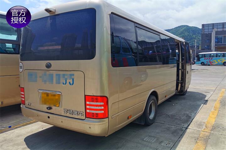 2018年ZK6710D3国五柴油19座公路客运车