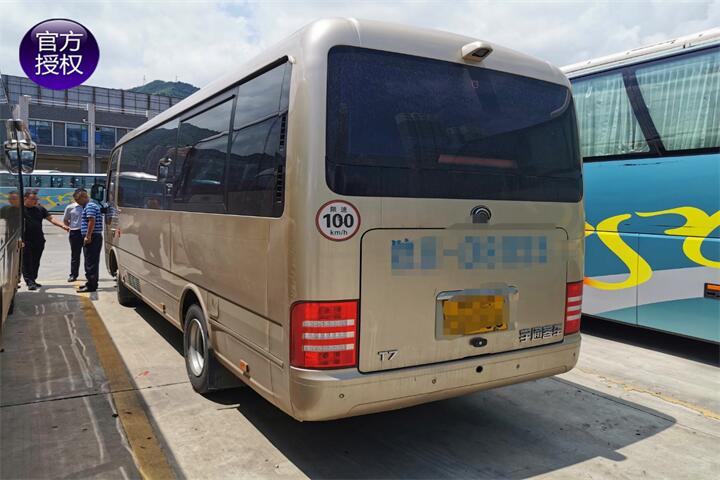 2018年ZK6710D3国五柴油19座公路客运车