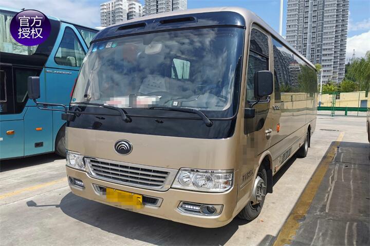 2018年ZK6710D3国五柴油19座公路客运车